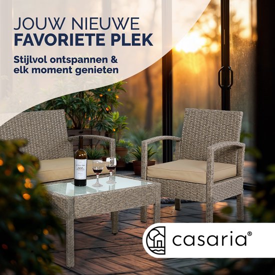 Moderne polyrattan loungeset in taupe met glazen tafel en beige kussens.