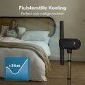 Vrouw leest in bed met bladloze ventilator in de slaapkamer, met een grafiek die aangeeft dat de ventilator slechts 36dB produceert.