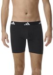 Man draagt zwarte boxer met brede zilverkleurige Adidas band.