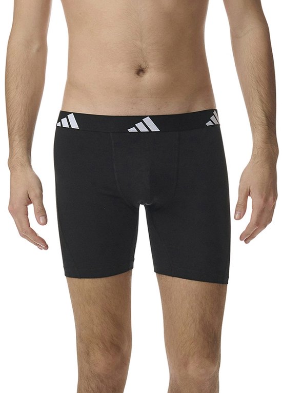 Man draagt zwarte boxer met brede zilverkleurige Adidas band.
