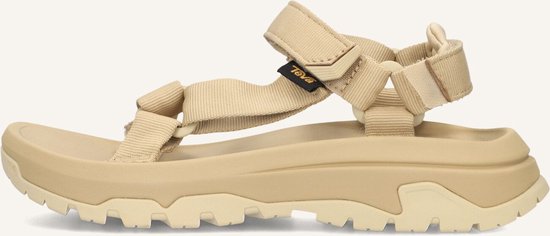 Detail van beige Teva sandalen met klittenband.