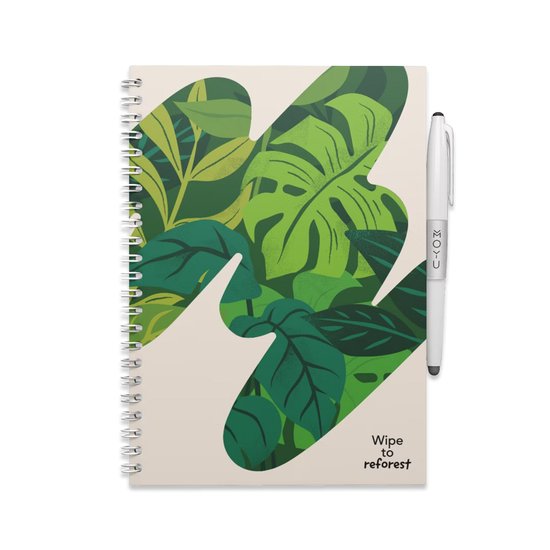 Notitieboek met een tropische jungleprint in groen en beige tinten, met een witte pen.