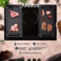Zwarte grillplaat met rauw vlees en spek aan de ene kant, en steak en burgers aan de andere kant, op een inductiekookplaat.