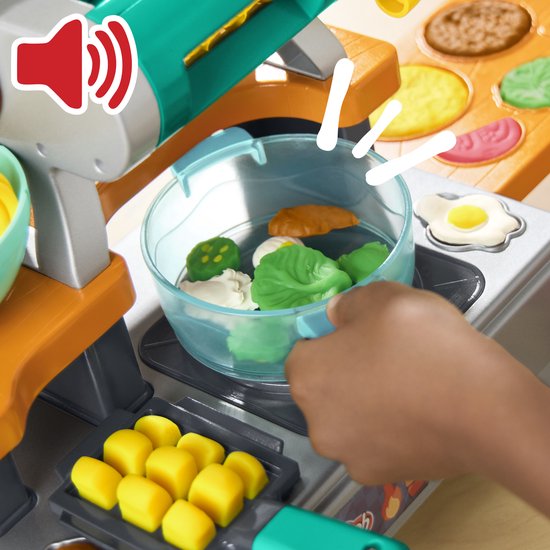 Kind gebruikt Play-Doh keukenspeelset voor het maken van groenten.