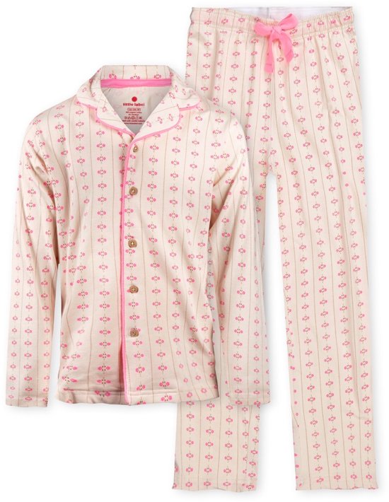 Een pyjamaset met lange mouwen en broek in het gebroken wit, met verticale strepen, roze bloemetjes, roze biezen en een strik.