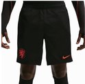 Een zwarte Nike voetbalshort met een oranje KNVB-wapen en Nike logo.