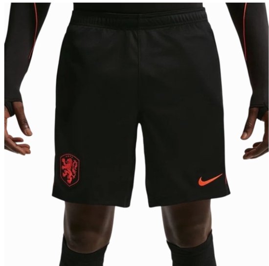 Een zwarte Nike voetbalshort met een oranje KNVB-wapen en Nike logo.