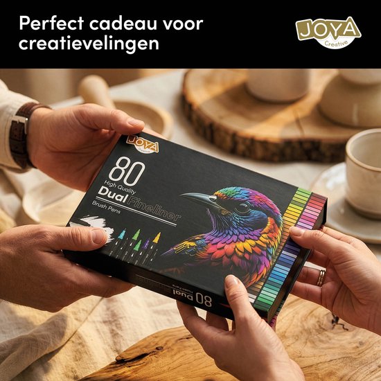 Twee handen houden een doos met 80 Dual Fineliner pennen vast.
