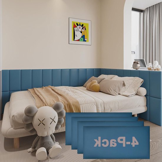 Tête de lit à rayures bleues sur un lit avec des coussins, une figurine jouet et un pack de 4 panneaux anti-collision.