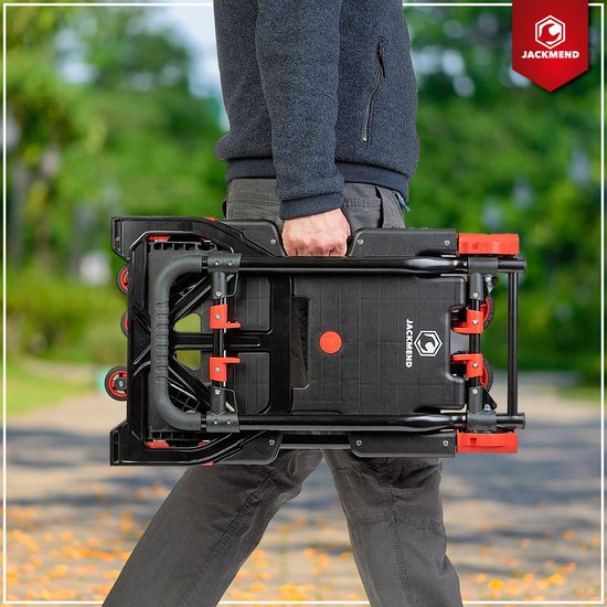 Man draagt de compact opgevouwen zwarte en rode Jackmend 2-in-1 transportkar.