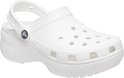 Witte Crocs platform clog met draagbare band, zijaanzicht.