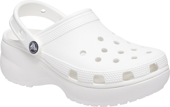 Witte Crocs platform clog met draagbare band, zijaanzicht.