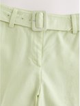 Detail van de lichtgroene culotte met riem en vierkante gesp.