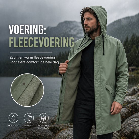 Groene regenjas met fleece voering, getoond op een man. Verwijderbare capuchon en detail van de voering.