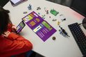 Instructions de montage LEGO Fortnite avec un téléphone et des pièces détachées sur un bureau.