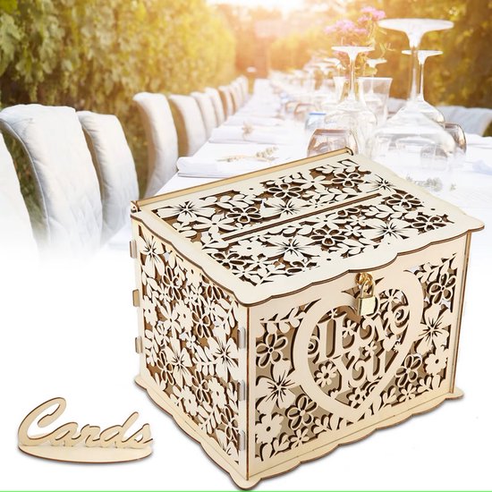 Houten bruiloftskaartendoos met bloemenpatroon en 'I love you' hart, naast een gedekte tafel.
