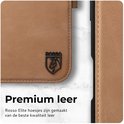 Close-up van de bruine lederen boekhoes met Rosso logo, met tekst 'Premium leer'.