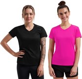 Twee modellen: een met een zwart sportshirt met V-hals en korte mouwen, en een met een roze sportshirt.