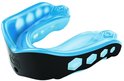 Blauwe en zwarte Shock Doctor Gel Max mondbeschermer met honingraatdetails.