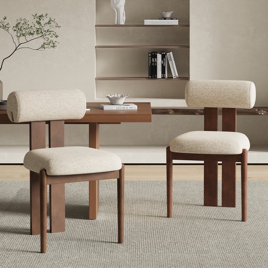 Set van twee beige eetkamerstoelen met houten frame, dikke zitkussens en ronde rugleuningen.