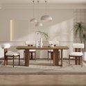 Eetkamer met vier beige eetkamerstoelen met houten frame rond een donkerbruine tafel.