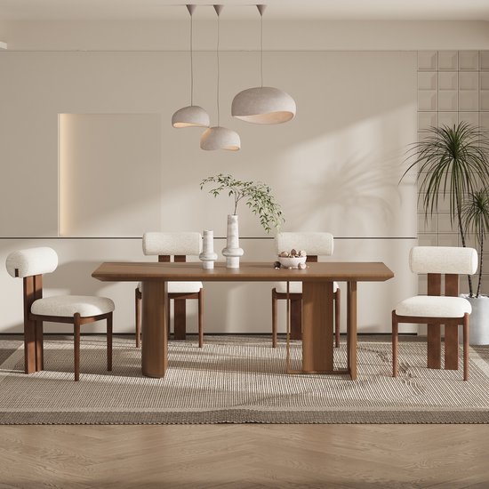 Eetkamer met vier beige eetkamerstoelen met houten frame rond een donkerbruine tafel.