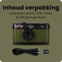 Zwarte digitale camera met groene lederlook voorkant, naast een USB-C kabel en 4GB micro SD-kaart. Tekst: Inhoud verpakking.
