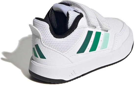 Witte Adidas sneaker met groene strepen op de hak en klittenband.