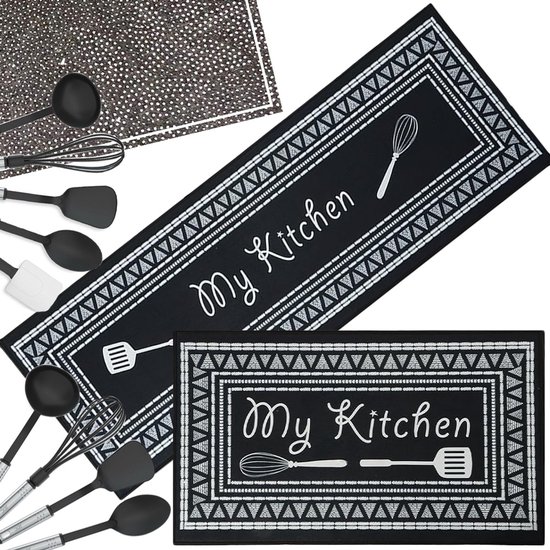 Tapis de cuisine noirs avec texte 'My Kitchen', fouet et spatule, avec des ustensiles de cuisine en arrière-plan.