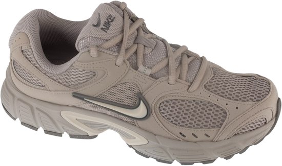 Zij aanzicht van een bruine Nike RNR sneaker met mesh panelen, suède overlays en een grijs Nike logo.