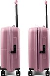 Twee roze American Tourister koffers naast elkaar, met handvatten, wielen en TSA-slot.