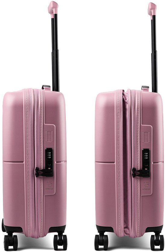Twee roze American Tourister koffers naast elkaar, met handvatten, wielen en TSA-slot.