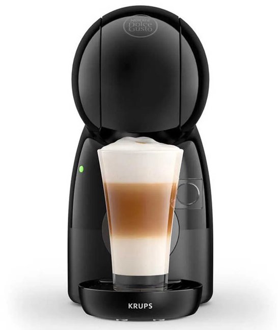 Zwarte Krups Dolce Gusto Piccolo XS koffiemachine met een glas melkachtig koffie, met schuim.