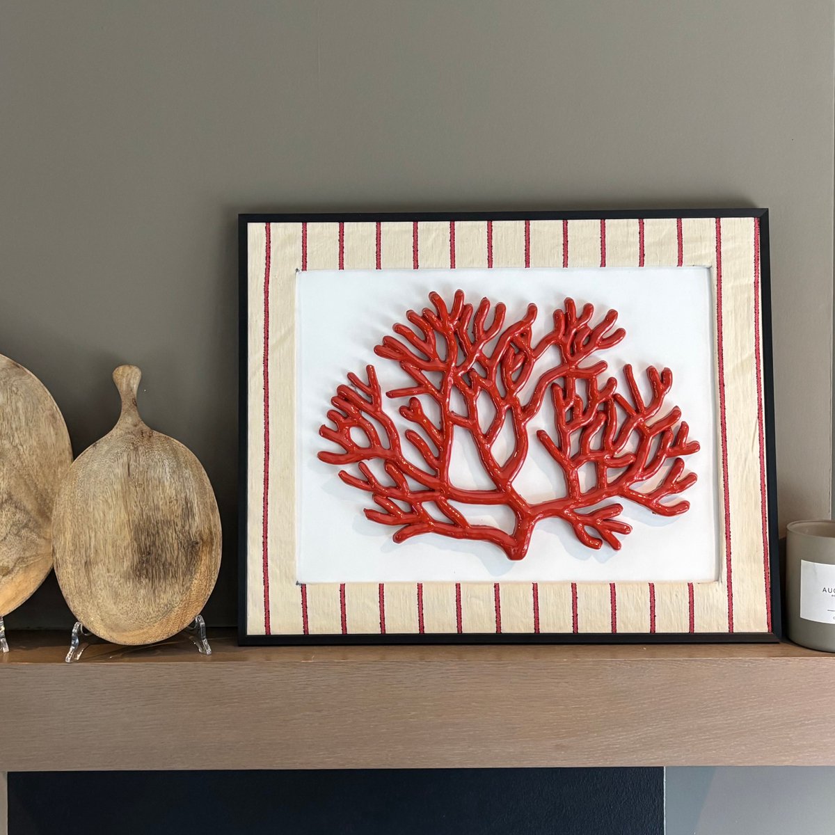 Koraal groot in créme/rood streep passe-partout, lijst zwart 51x41cm