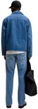 Model van achteren gezien, draagt een blauwe spijkerbroek met een rechte pasvorm en een lichtblauwe denim wassing.