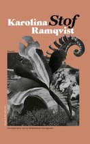 Boekomslag met de titel 'Karolina Stof Ramqvist' in witte letters op een perzikrode achtergrond. Een collage van een bloem en een insectenlichaam.