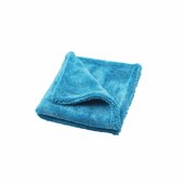 Een turquoise microvezel droogdoek, opgevouwen, op witte achtergrond.