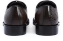 Achterkant van donkerbruine leren schoenen met krokodillenprint en zwarte hakken.