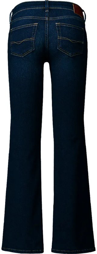Achterkant van donkerblauwe bootcut jeans met lage taille, voorzien van twee achterzakken en een leren label.