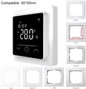 Witte slimme thermostaat met zwart display (28.0°C) en demonstratie van compatibele afdekraampjes.