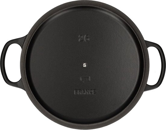 Zwarte deksel van gietijzer voor een braadpan, met tekst '26' en 'France'.