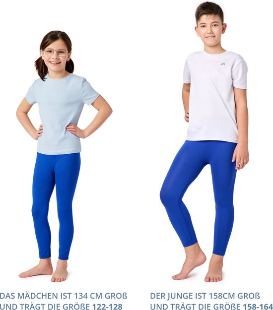 Meisje (134cm) draagt blauwe thermolegging, maat 122-128. Jongen (158cm) draagt witte T-shirt en blauwe thermolegging, maat 158-164.