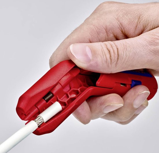 Rood ontmantelingsgereedschap met blauwe inzetstukken, vasthoudend aan een witte kabel met metaalgaas.