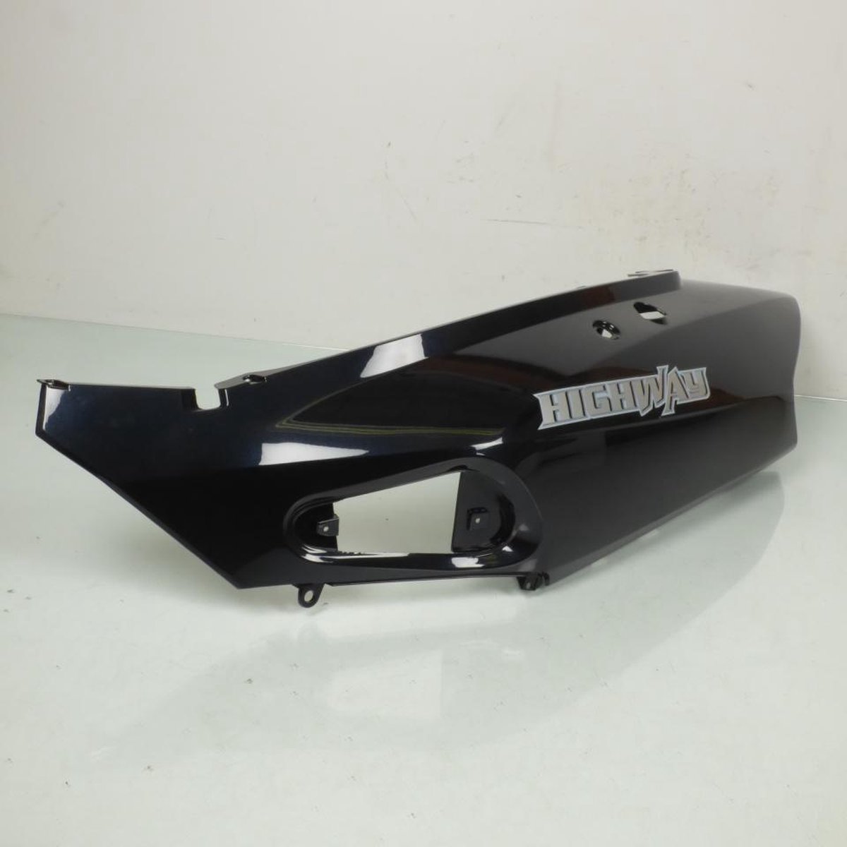Coque arrière gauche origine pour Scooter Benzhou 125 Highway TM00-070100006 noir Neuf