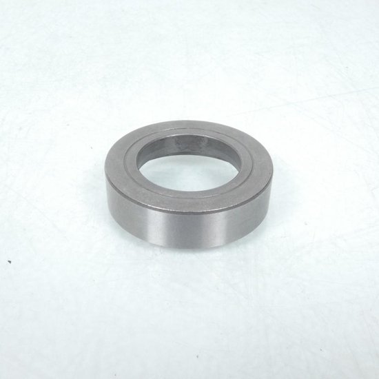 Bague métallique argentée, vue de trois quarts avant.
