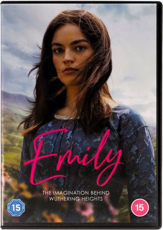 Voorkant van de DVD-hoes van de film 'Emily', met een portret van Emma Mackey in een blauw jurkje, met de titel 'Emily'.