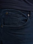 Detail van de voorzak van een donkerblauwe jeans.