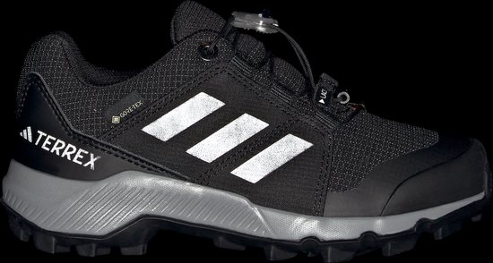 Zwarte kinderschoen met witte Adidas-strepen en GORE-TEX-logo. Grijze zool.
