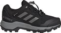 Zwarte kinderschoen met grijze Adidas stripes en TERREX logo. Met snelle sluiting en GORE-TEX.