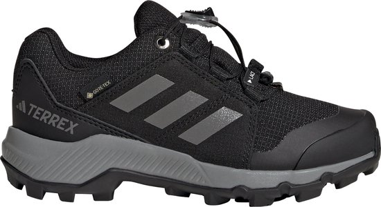 Zwarte kinderschoen met grijze Adidas stripes en TERREX logo. Met snelle sluiting en GORE-TEX.